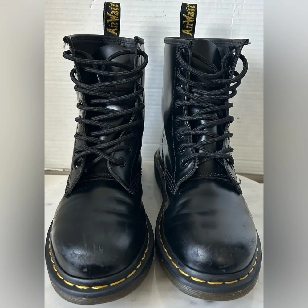DR. MARTENS THE ORIGINAL 1460. MENS 6 LADIES 7. LOTS OF LIFE STILL LEFT IN THEM.